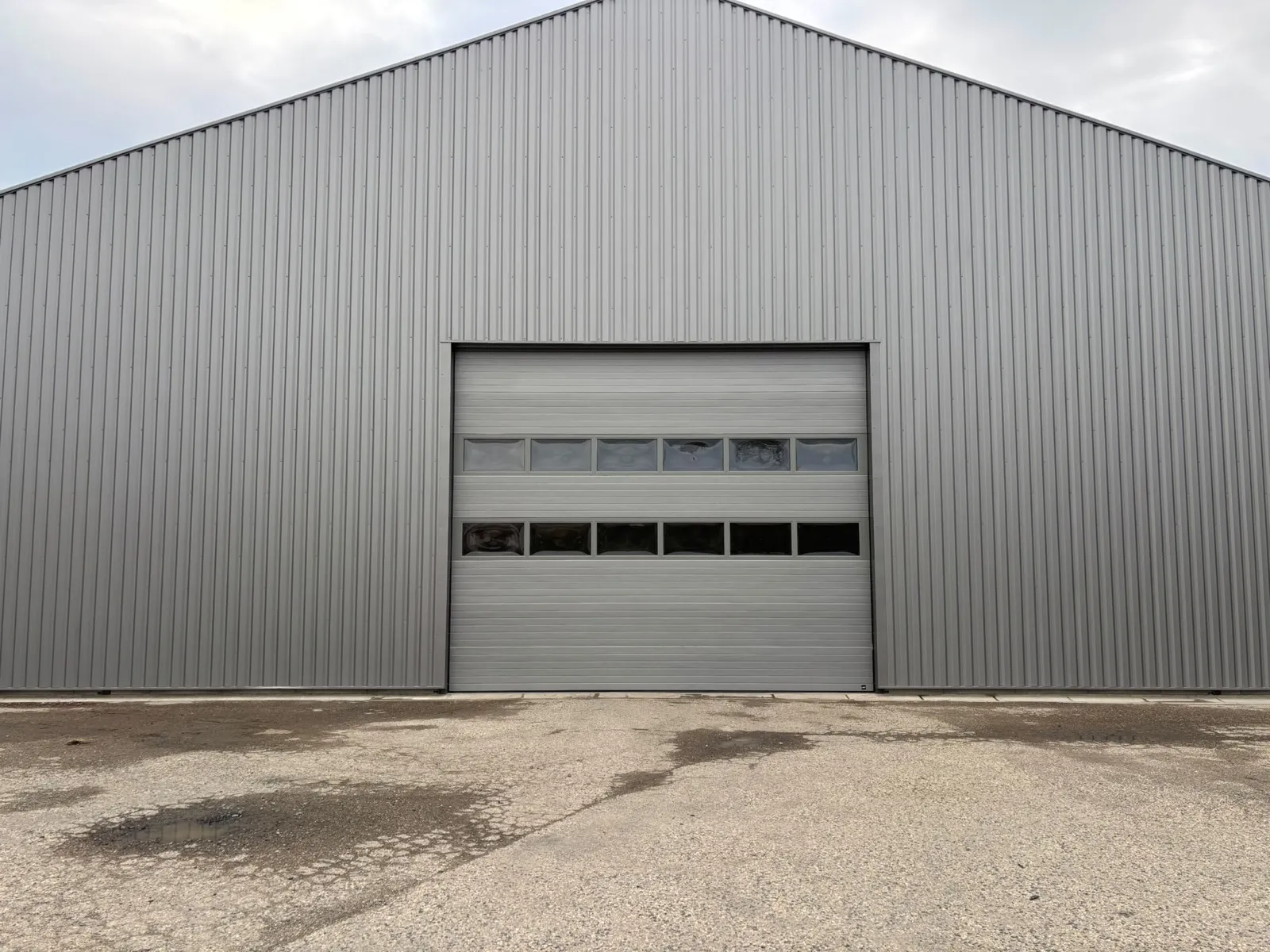 Façade de l'atelier de pliage de tôle à Veauche avec son grand portail