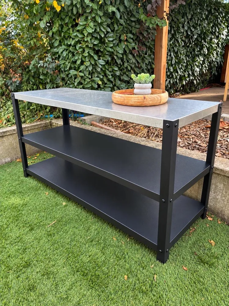 Table de métallerie sur mesure, plateau en tôle et étagères noires